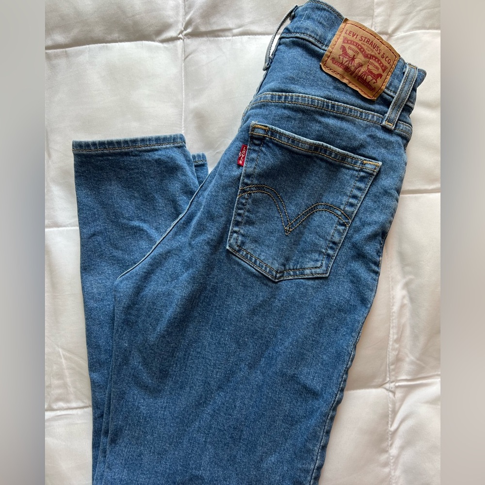 Women’s Levi’s High Wasted Taper Jeans Size 25